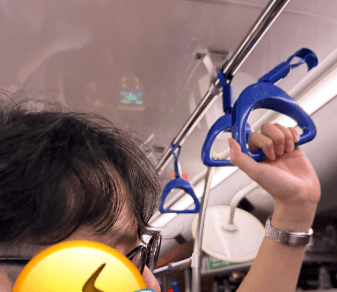 天外奇蹟上演！公車拉環「一扯就斷」　他人飛出、全車嚇傻