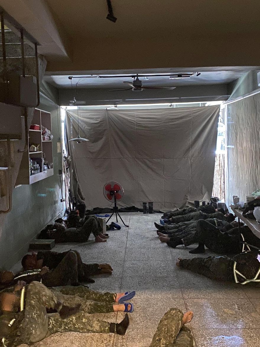 國軍支援救災累癱躺地睡！　屋主貼心蓋簾：讓大家睡個好覺
