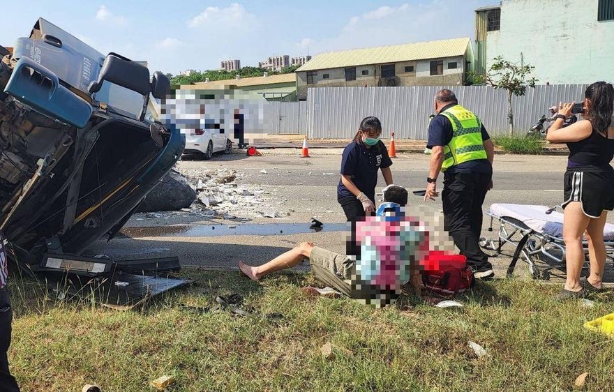影/出事瞬間！台中向上路「砂石車慘翻」司機慘變血衣男