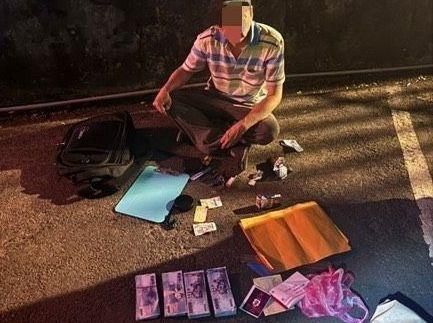 影/中和63歲車手見警「32萬贓款」丟路邊　一查是通緝犯