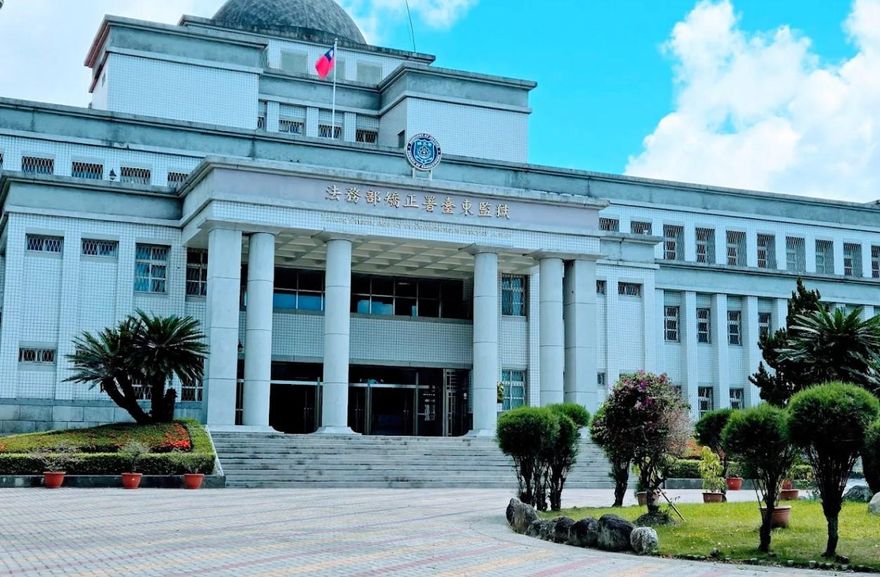 受刑人朝監獄管理員潑穢物、吐口水　兩罪遭判2年4月