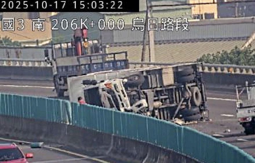 影/國道3號再爆噩耗！烏日段「大車翻覆小車撞爛」傷亡不明