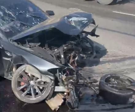 影/高雄BMW撞分隔島「車頭全毀」　傷亡不明