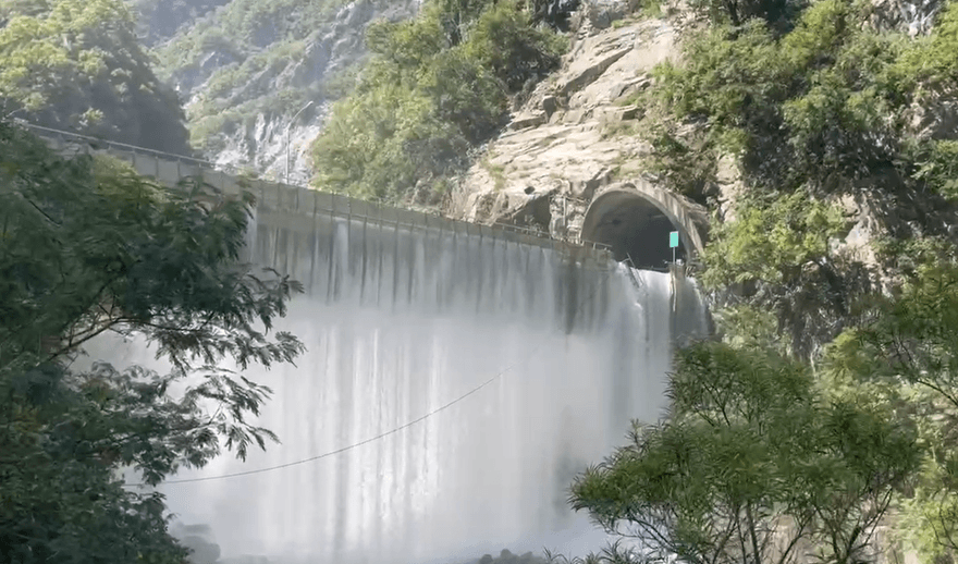 影/燕子口堰塞湖水淹過魯丹橋　「瀑布狂瀉」畫面曝