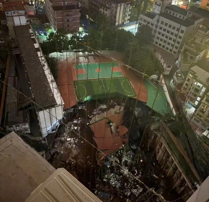 影/湖南學校深夜「半個操場突坍塌」　恐怖巨坑深度達2層樓