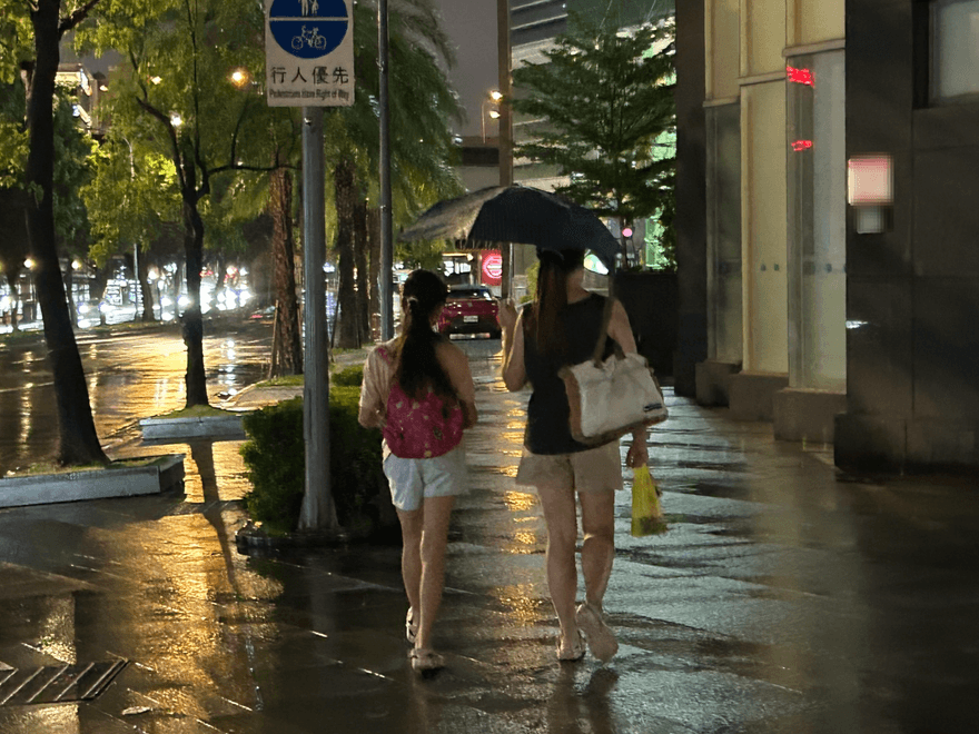 北部雨彈升級！北市超大豪雨開炸「紅到發紫」　7縣市戒備