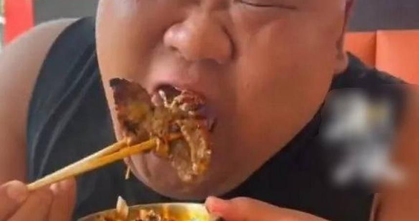 「擁百萬粉」吃播網紅體重飆175公斤 ！動切胃手術保命