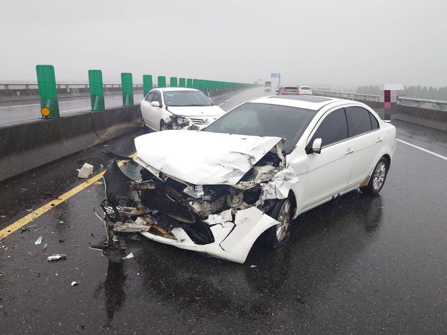 豪雨積水失控！國5蘇澳段白車飄移撞護欄　後方再追撞