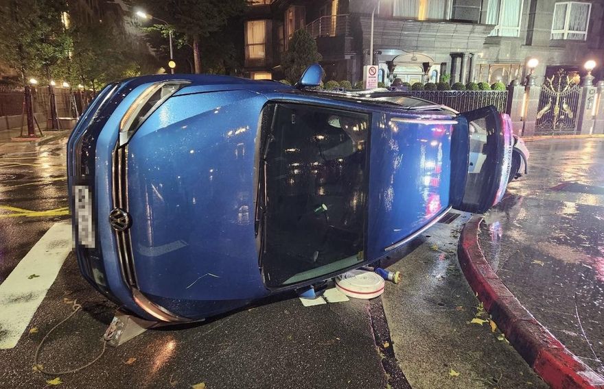 北市大直2車對撞翻車車禍　1人受傷送醫
