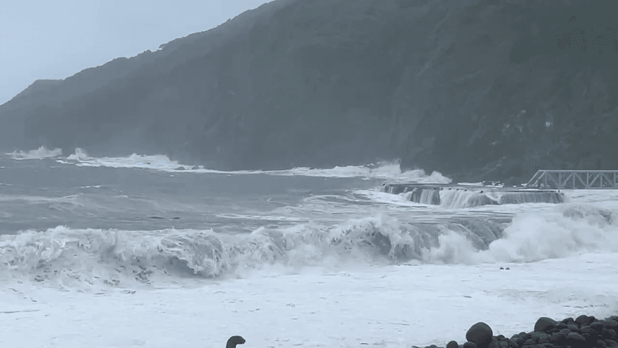 影/風神發狠「掀長浪撲岸邊」！龜山島「緊急封島3天」