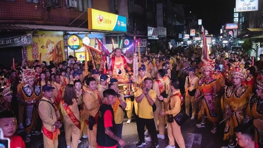 北部最大太子廟遶境！95歲阿公獲太子爺加持　他抱女兒跪拜