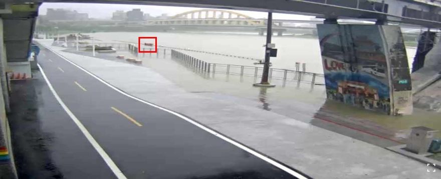 豪雨狂炸北台！基隆河水猛漲　彩虹橋LOVE快滅頂