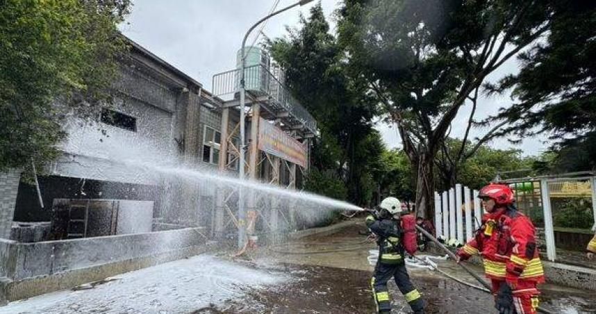 鍋爐油槽突爆炸！苗栗泳池火舌狂竄　消防急灌泡沫搶救