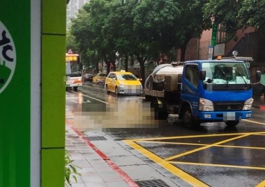 臭氣沖天！101旁松仁路水肥車漏滿地　整片黃色超誇張