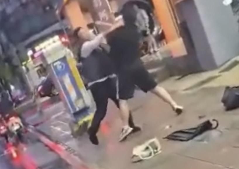 影/拳拳到肉！桃園客運驚見司機vs學生「街頭濺血對決」