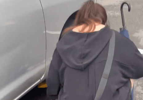 塞錢到車底被抓包！詭異女辯：我主管要來拿　車主傻了