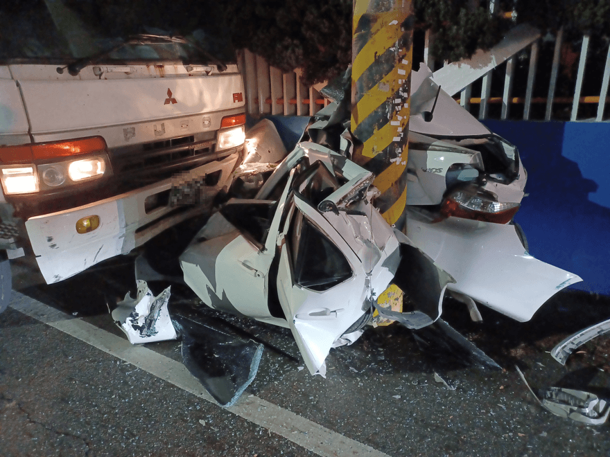 駭人現場曝！大貨車失控暴衝　路邊轎車輾壓擠成「廢鐵丸子」