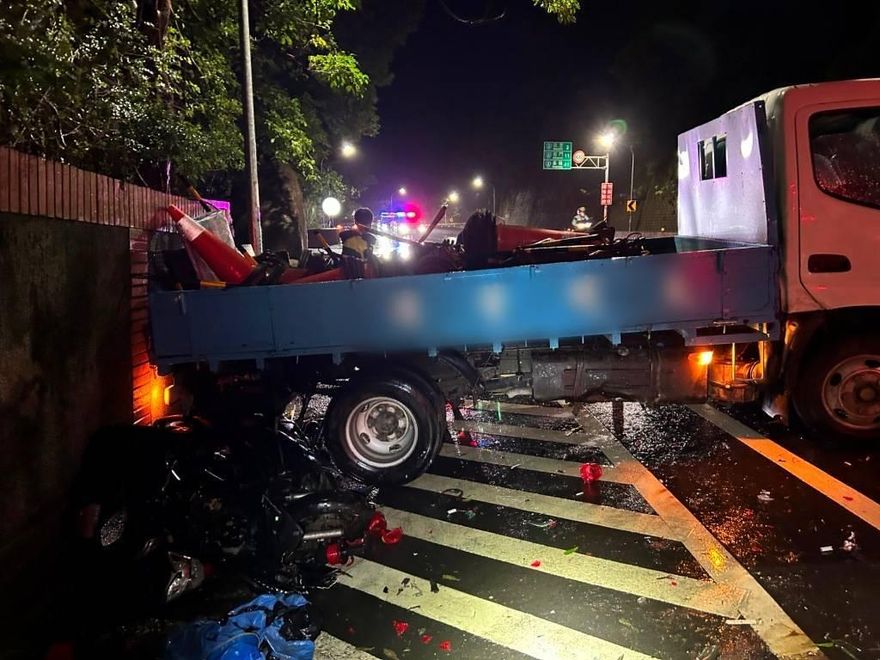 影/天雨路滑！貨車失控拋甩至逆向車道　騎士命危搶救中
