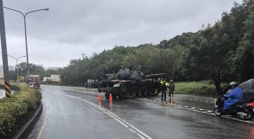 直擊/陸軍裝甲旅出任務　勇虎戰車履帶突斷裂