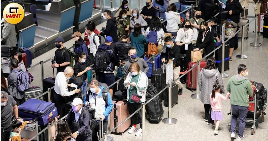 光復節連假出國人潮塞爆桃機　旅客嘆：國旅死透了