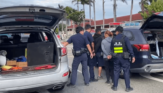 7人塞爆休旅車！警攔下盤查2人跳車狂奔　竟藏4失聯移工