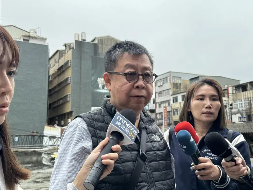 快訊/台南天坑「吞噬小貨車、吊臂倒塌」！　皇龍建設4聲明致歉