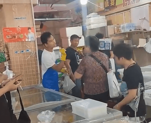 影/買魚要求「幫忙殺」後反悔「掉頭就走」　魚販氣炸將人攔下理論