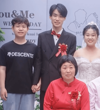 婚禮合照抓包新郎竟與「第三者」十指緊扣　新娘自嘲：我是局外人