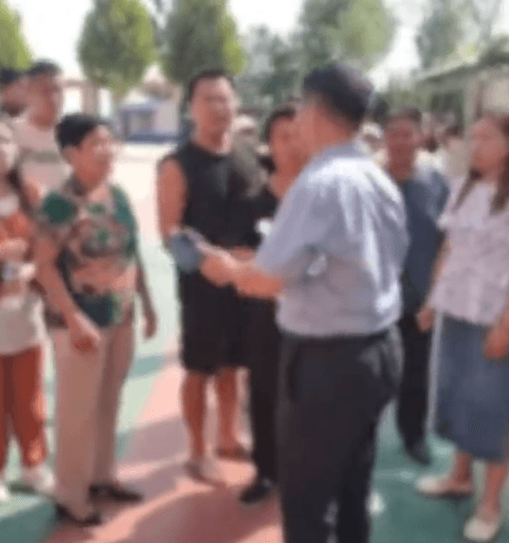 影/國中違規超收…3個班學生未經告知「被轉學」　家長到校找不到孩子氣炸