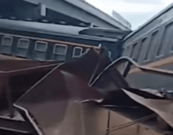 影/工程車翻覆卡鐵軌！列車來不及閃迎面撞上　4車廂脫軌嚴重扭曲變形