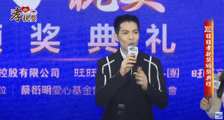 自認是「孝敬騰」！蕭敬騰現身旺旺孝親獎…曝買15隻「大閘蟹」給爸爸