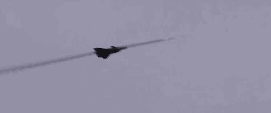 影/陸解放軍空軍成立74週年　「殲-20」實彈射擊畫面首度曝光
