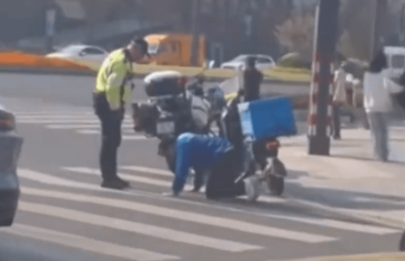 闖紅燈遇警方攔查　外送員下跪求情不成...直衝路中央高喊：我不活了