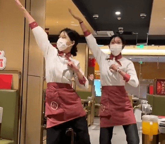 影/麥擱跳啊！海底撈店員嗨跳抖音神曲惹議　部分分店取消「科目三」表演
