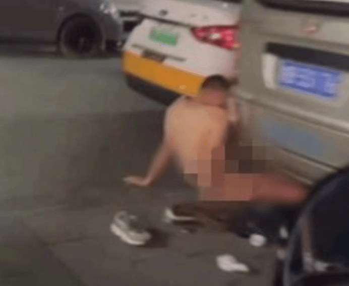 酒醒想鑽地！醉漢當街脫光「硬上排氣管」　網譏：車主可替愛車告性侵嗎