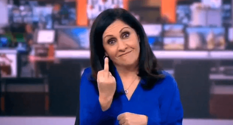 影/這下紅了！BBC女主播「開心比中指」鏡頭全錄下　被製成迷因梗圖全網瘋傳