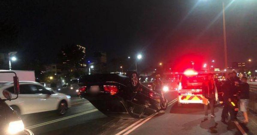 高雄180度翻車四輪朝天！　5旬男不熟路況自撞釀2傷