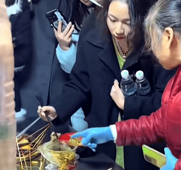 影/湖南路邊攤出現「天價麻辣燙」一碗458元！　女顧客氣到當場「清點算帳」