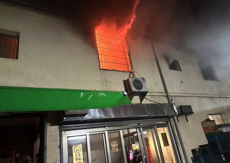 台南西港透天厝火警！高中生機警帶舅舅衝3樓關門窗堵火煙　幸運獲救