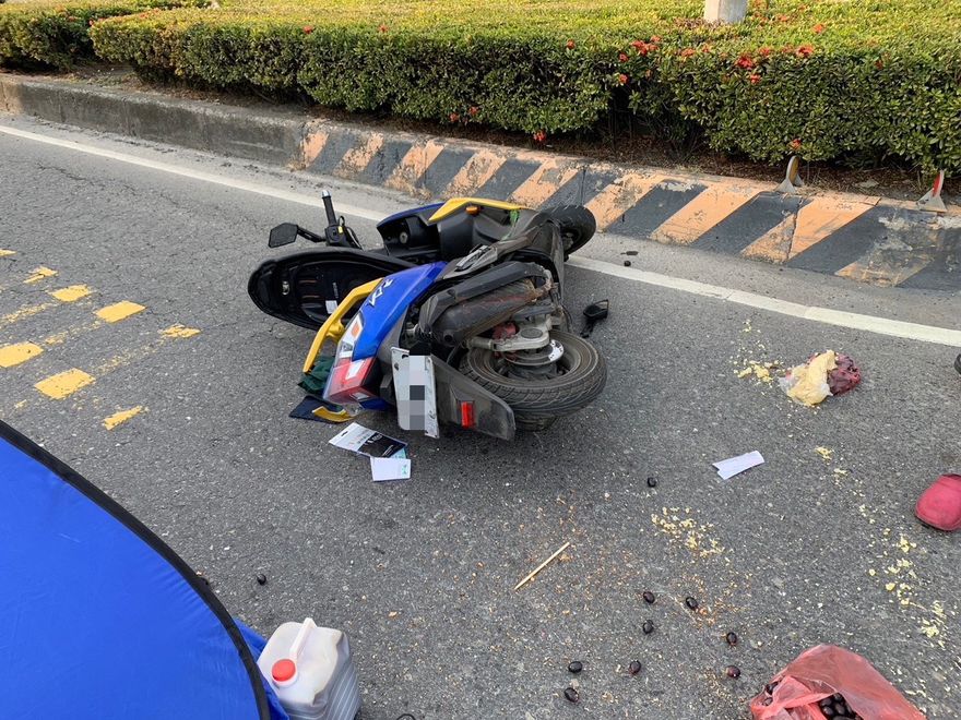 快訊/死亡車禍！高雄大貨車右轉撞機車　68歲女騎士滾車底慘遭輾死