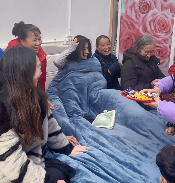 影/一臉懵！女子到男友家留宿一宿　起床驚見親戚圍滿床「搶看未來媳婦」