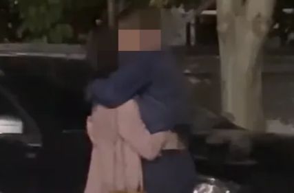 科技大廠處長車震女同事！忘情抬腿手伸內衣肉纏　激吻畫面曝