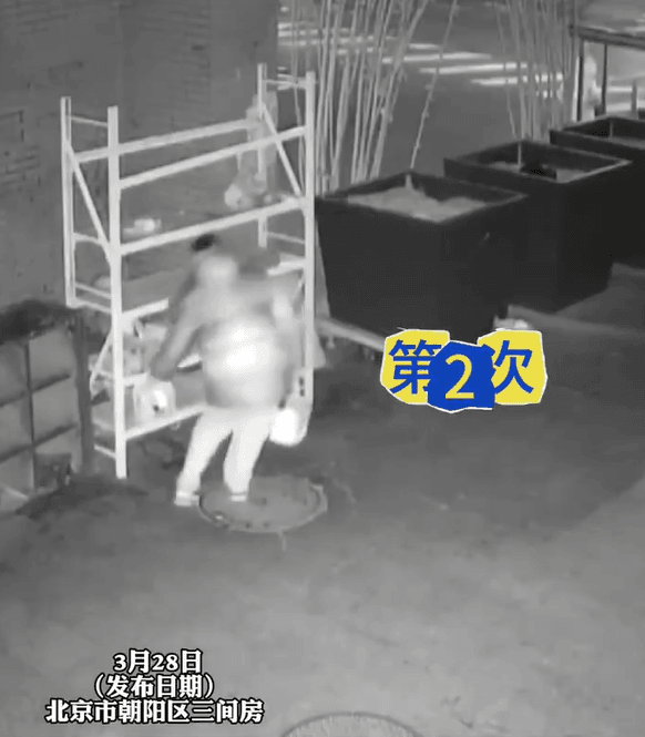 犯案畫面曝！外送員趁無人竟化身「外賣賊」　半個月狂偷40份餐點遭逮