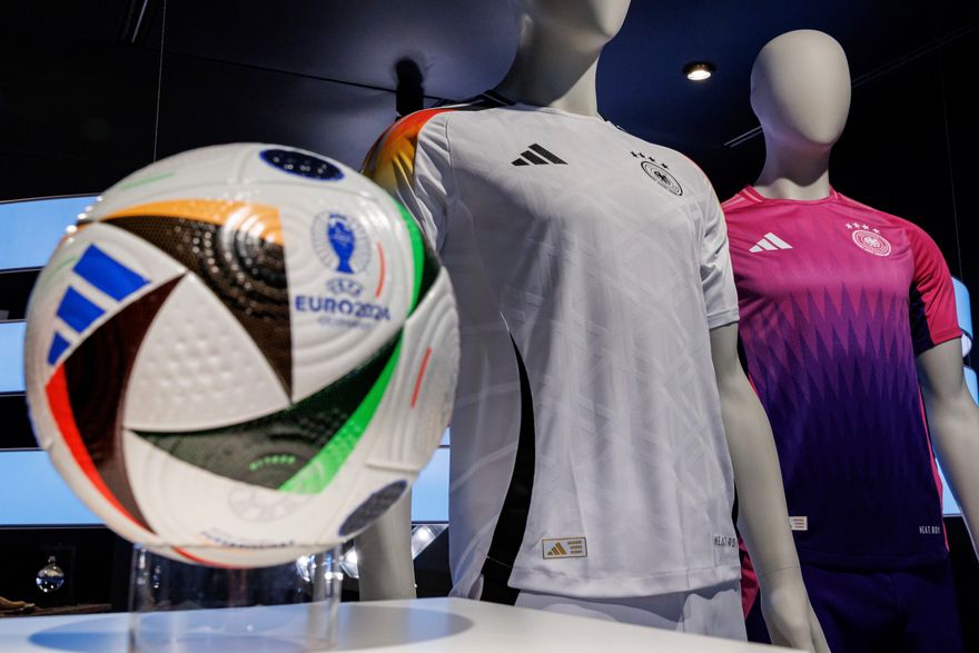Adidas德足「44號球衣」惹議　被指與「納粹黨徽」高度相似