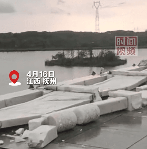 影/豆腐渣？江西造價8.7億大橋圍欄「一吹就倒」　官方：可能風太大了