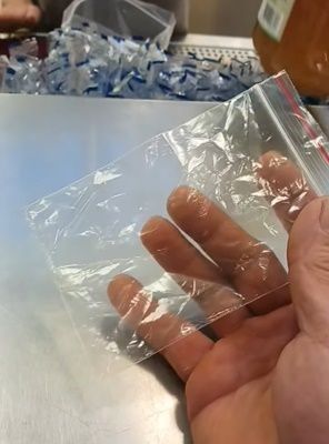 影/3杯手搖飲2杯喝到碎玻璃！店家認了「賠3倍價」　他不領情嗆太草率