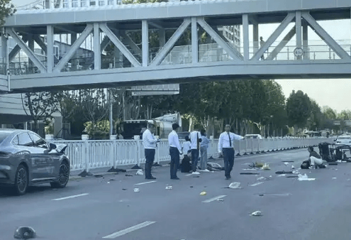 男試駕比亞迪釀2死1傷車禍　死者家屬店外舉白布條抗議