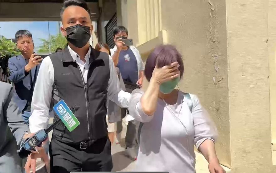 快訊/中和狠母虐殺子女案今相驗　小姊弟乾媽哽咽現身…閨蜜也來了