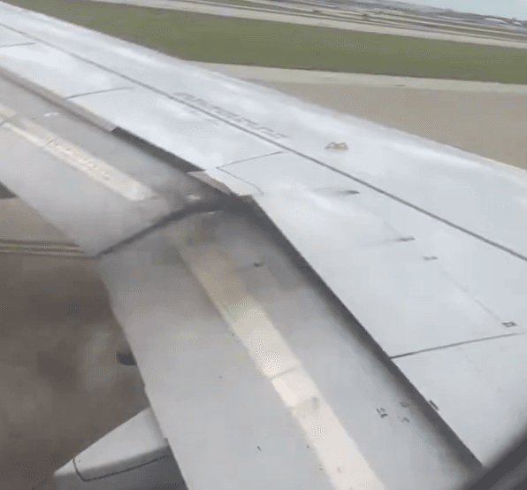 影/153人緊急疏散！飛機引擎起飛前突起火　乘客見窗外「機翼竄黑煙」嚇壞
