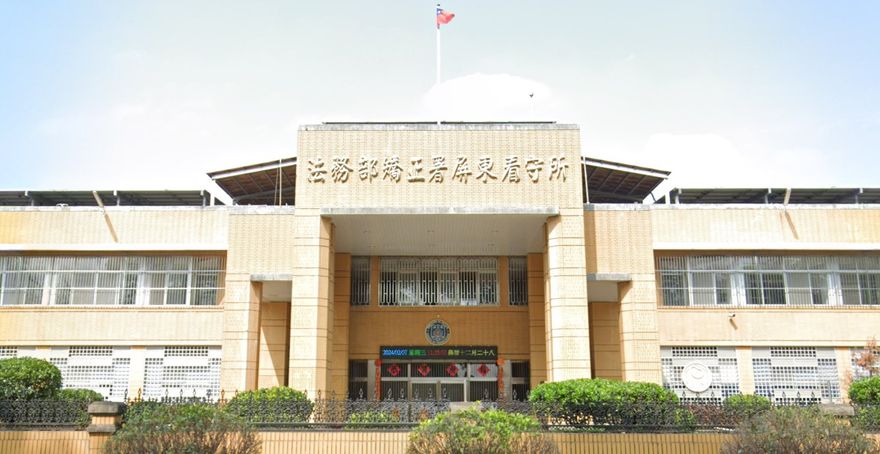 真「氣死」！收容人暴踹門　獄卒「氣急攻心」昏倒搶救不治
